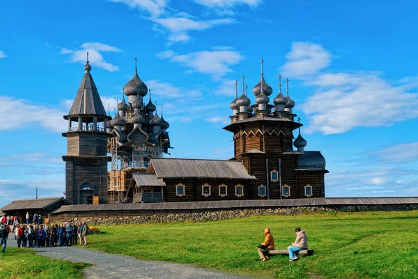 Kizhi Oroszország Június 2015 Turisták Kizhi Pogost Színevelés Egyház Ladoga — Stock Fotó