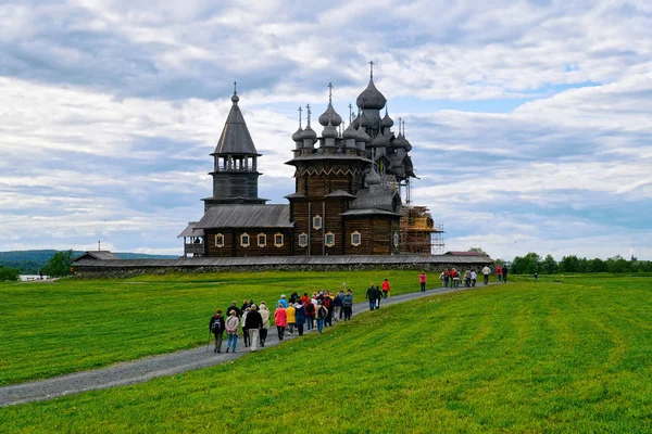 Tourists at Kizhi Pogost with Transfiguration Church on Ladoga Lake in Karelia in Russia — Stock Image Tourists Kizhi Pogost Transfiguration Church Ladoga Lake Karelia Russia Stock Picture