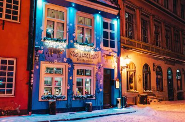 Riga, Letonya - 28 Aralık 2014: Letonya'da kış riga noel pazarında restoran.