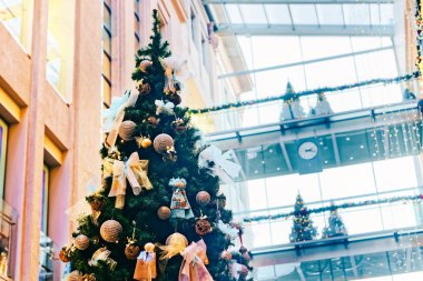 Letonya kışın Riga çok düzeyli bir alışveriş merkezinde güzel dekore Noel ağacı.