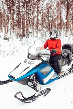 Kış Finlandiya 'sında kar aracına binen kadın, Noel' de Laponya. Soğuk Mevsim 'de Ekstrem Spor Aktivitesi ve Rekreasyonu. Eğer Hız, Buz ve Eğlence seviyorsanız Kar Mobil Aracı Kullanın.