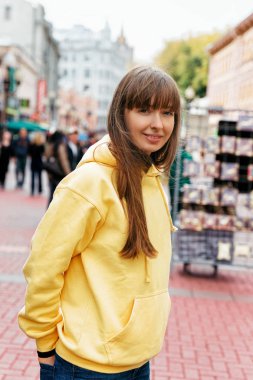 Moskova, Rusya eski Arbat Caddesi'nde genç bayan.