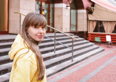 Moskova, Rusya eski Arbat Caddesi'nde genç bayan.