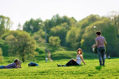 Moskova, Rusya - 8 Mayıs 2010: fotoğrafçı çekim genç bir kadının Kolomenskoye Park, Moskova, Rusya