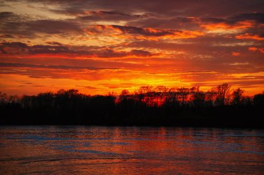 Rusya'nın Yaroslavl bölgesinde Uglich Volga Nehri üzerinde dramatik günbatımı.