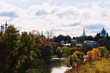 Kamenka nehir ve Kremlin Suzdal Rusya'nın içinde sahne.