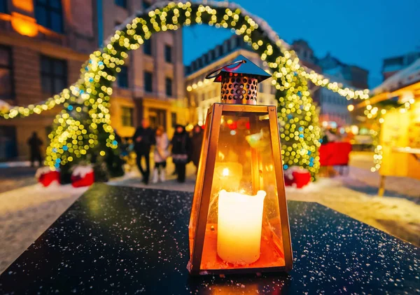 Lanterna Tavolo Sullo Sfondo Del Mercatino Natale Inverno Riga Lettonia — Foto Stock