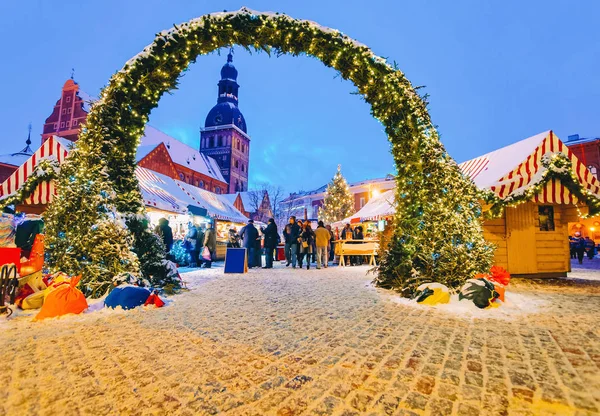 Riga Lotyšsko Prosinec 2014 Noční Pohled Krásný Vchod Vánoční Trh — Stock fotografie