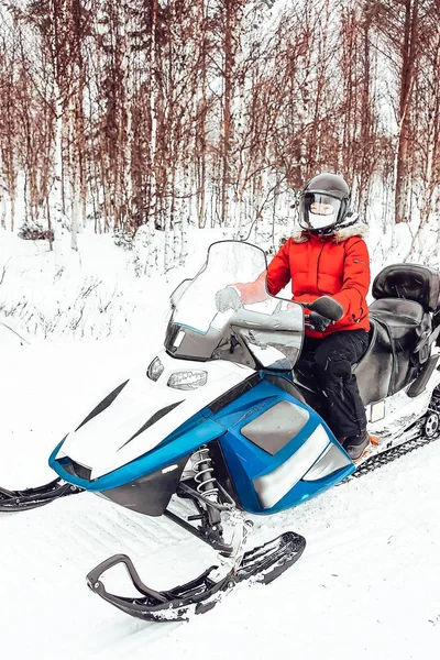 Kobieta Skuterze Śnieżnym Zimowej Finlandii Laponia Święta Ekstremalna Aktywność Sportowa — Zdjęcie stockowe