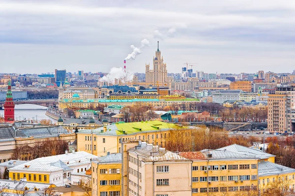 Paisaje Urbano Con Kotelnicheskaya Embankment Building Rascacielos Estalinista Moscú Rusia —  Fotos de Stock