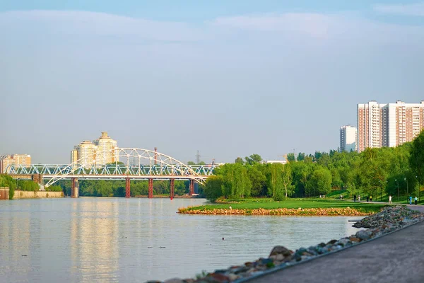 コローメンスコエ公園でロシアのモスクワ モスクワ川のある風景 — ストック写真