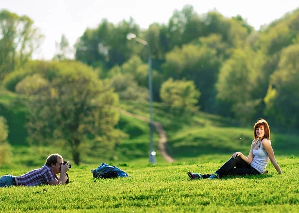 Moscow Russia May 2010 Photographer Taking Photos Young Woman Kolomenskoye — Stock Photo, Image