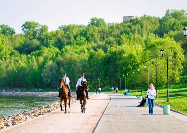 コローメンスコエ公園 ロシアのモスクワにモスクワ川でモスクワ ロシア連邦 2010 馬警察 — ストック写真
