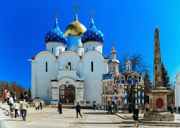 セルギエフ ポサード ロシア連邦 2009 ロシアのモスクワ地方のセルギエフ ポサードにセルギー大修道院で観光客 — ストック写真