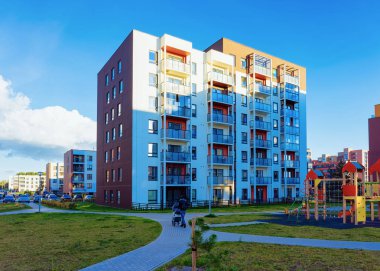 Apartman ve ev inşa karmaşık kavram. Çocuk oyun alanı ile sokak.