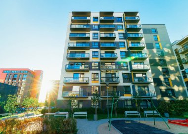 Apartman binaları karmaşık kavram. Çocuk oyun alanı ile sokak. Güneş ışığı ile