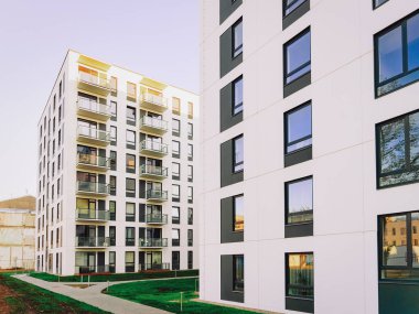 Daireli ev yeni konut bina açık konsept. Sokak ve arka planlar.