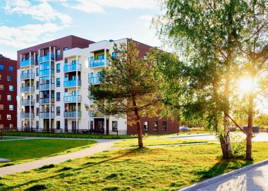 Apartman ve ev konut açık kavramı. Sokak ve arka planlar. Güneş ışığı ile