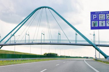 Modern karayolu yolda, Çek Cumhuriyeti, Europe kemerli köprü