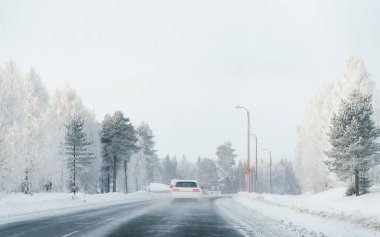 Karlı kış Lapland, Rovaniemi, Finlandiya Road'da bir araba