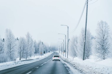 Karlı kış Lapland, Rovaniemi, Finlandiya bir yolda bir araba