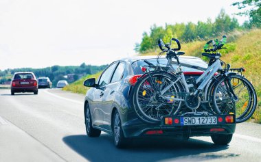 Varşova, Polonya - 15 Eylül 2018: Araba bisiklet yolu Polonya ile. Seyahat kavramı.