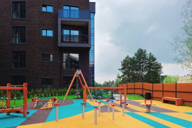 Avrupa modern karmaşık daire konut bölgesi, Çocuk oyun alanı. İle açık hava tesisleri.
