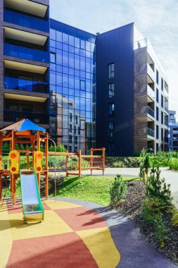 Avrupa modern karmaşık daire konut bölgesi, Çocuk oyun alanı. İle açık hava tesisleri.