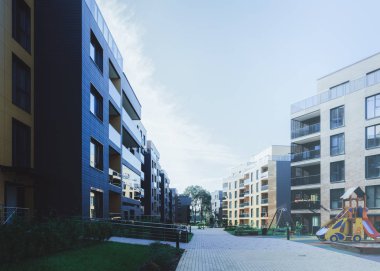 Çocuk Bahçesi yakınında daire konut üç aylık dönemin Avrupa modern karmaşık. İle açık hava tesisleri.