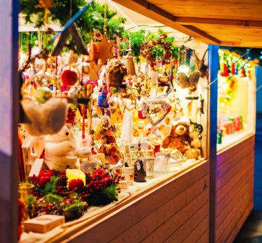 Noel ağacı süsle Xmas Market Vilnius Litvanya.
