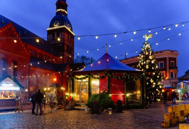 Riga, Letonya - 28 Aralık 2017: Dome Meydanı kış Riga'da Letonya Riga Katedrali, Noel ağacı.
