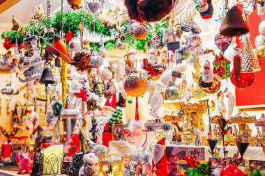 Noel ağacı süsle Xmas pazarda, Vilnius, Litvanya.