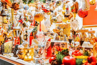 Vilnius Litvanya Xmas pazarında Noel ağacı süsle.