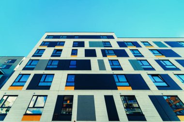 Modern blok konut daire ev bina cephe. Kopya alanı için yer de dahil olmak üzere