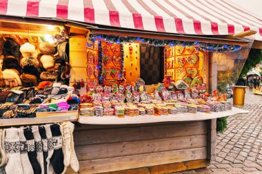 Letonya Riga Noel pazarında kış gingerbread gıda.