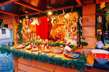 El yapımı craft Hatıra Eşyası Letonya Riga'da Noel piyasada kış.