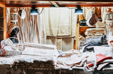 El yapımı keten kumaş Hatıra Eşyası Letonya Riga Noel piyasada kış.