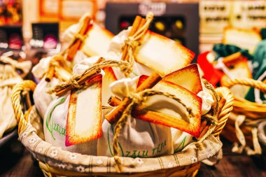 Riga, Letonya - 26 Aralık 2015: Otlar çay ve choco kahve çekirdekleri paketlerine Letonya Riga'da Noel piyasasında kışın dekore edilmiş.