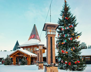 Rovaniemi, Finlandiya - 5 Şubat 2017: Noel baba ofisi Noel Baba köyü ile Noel ağaçları, Lapland fenerler. Finlandiya, Scandinavia, kışın Kuzey Kutbu üzerinde.