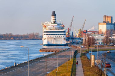 Büyük turistik feribot, Letonya Riga'da Daugava Nehri.
