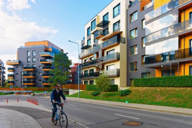 Vilnius, Litvanya - 10 Eylül 2018: Adam Bisiklet Modern apartman binası.