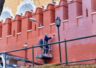 Moskova, Rusya - 11 Nisan 2010: adam kırmızı renge Rusya Moskova'da Kremlin duvar boyama.
