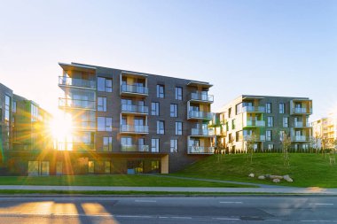 Modern Daire düz ev ve ev gayrimenkul konsept inşa. Açık konut özellikleri. Gün batımında