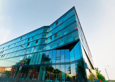 Vilnius, Litvanya - 10 Mayıs 2018: Modern mavi cam kurumsal iş ofis binası gökdelen kavramı.