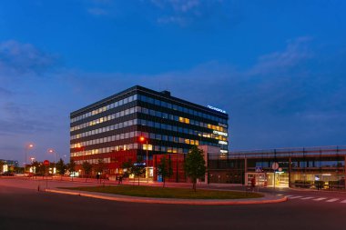 Vilnius, Litvanya - 6 Eylül 2018: Technopolis kavram Bina Modern iş merkezi. Gece geç saatlerde sokak
