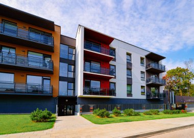 Modern düz apartmanın gayrimenkul, mimari konsepti. Açık konut ev özellikleri.