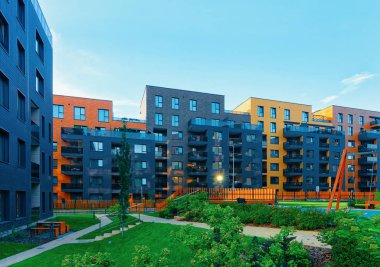 Modern ev konut apartman dış kavramı. Çocuk Bahçesi açık hava tesisleri