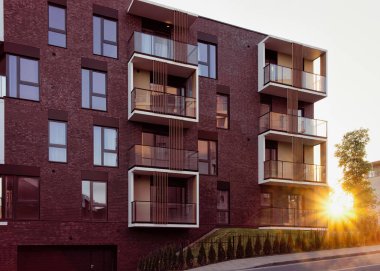 Modern yeni daireli ev ve ev gayrimenkul konsept inşa. Açık konut özellikleri. Gün batımında