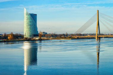Riga, Letonya - 27 Aralık 2017: Modern Swedbank office iş gökdelenler, Vansu Köprüsü'ne ve Letonya Riga'da Daugava Nehri.