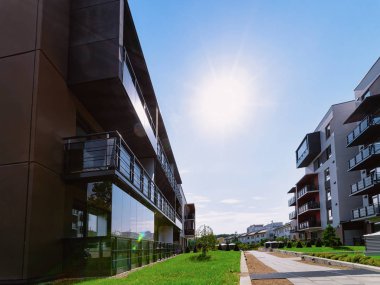 Modern konut daire ve ev bina karmaşık ve açık kavramı. 